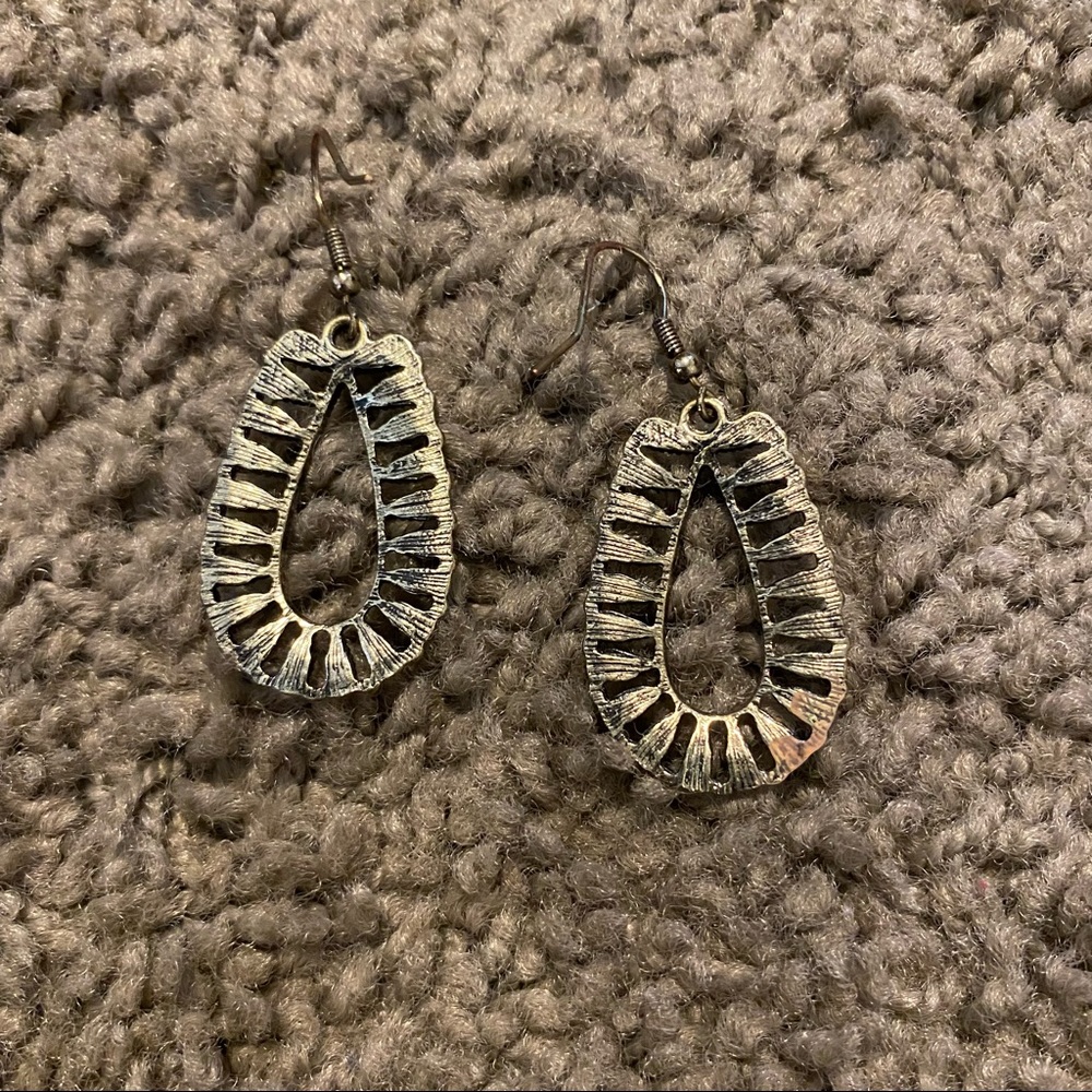 Peach color dangle earrings - Picture 2 of 2